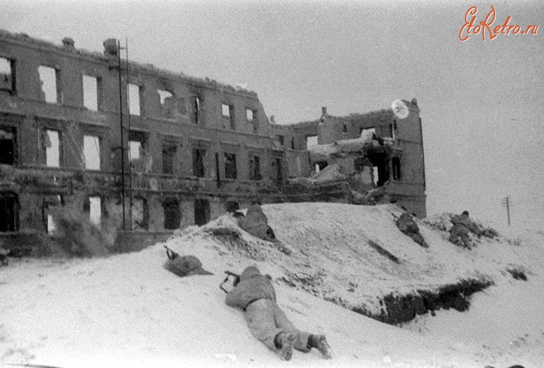 Волгоград - Бойцы 64-й армии ведут бой за дом в одном из районов Сталинграда
