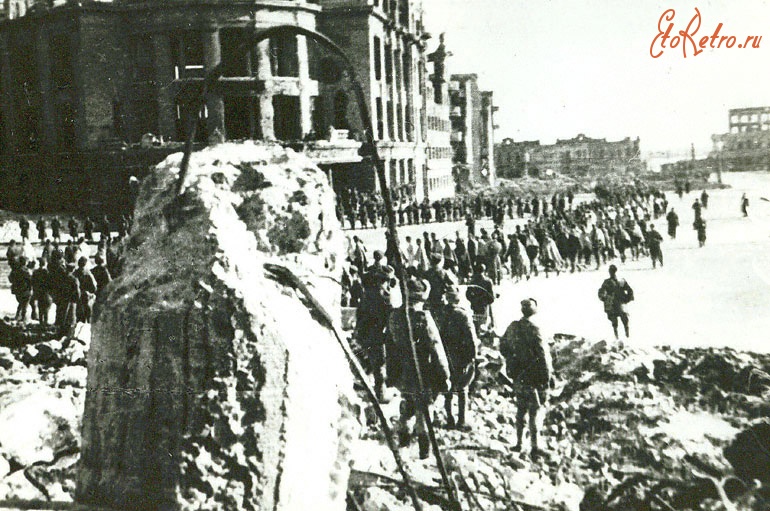 Волгоград - Пленные немцы в разрушенном Сталинграде на площади Павших борцов