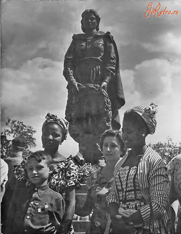 Волгоград - Участники VI Всемирного фестиваля молодежи и студентов на Мамаевом кургане.