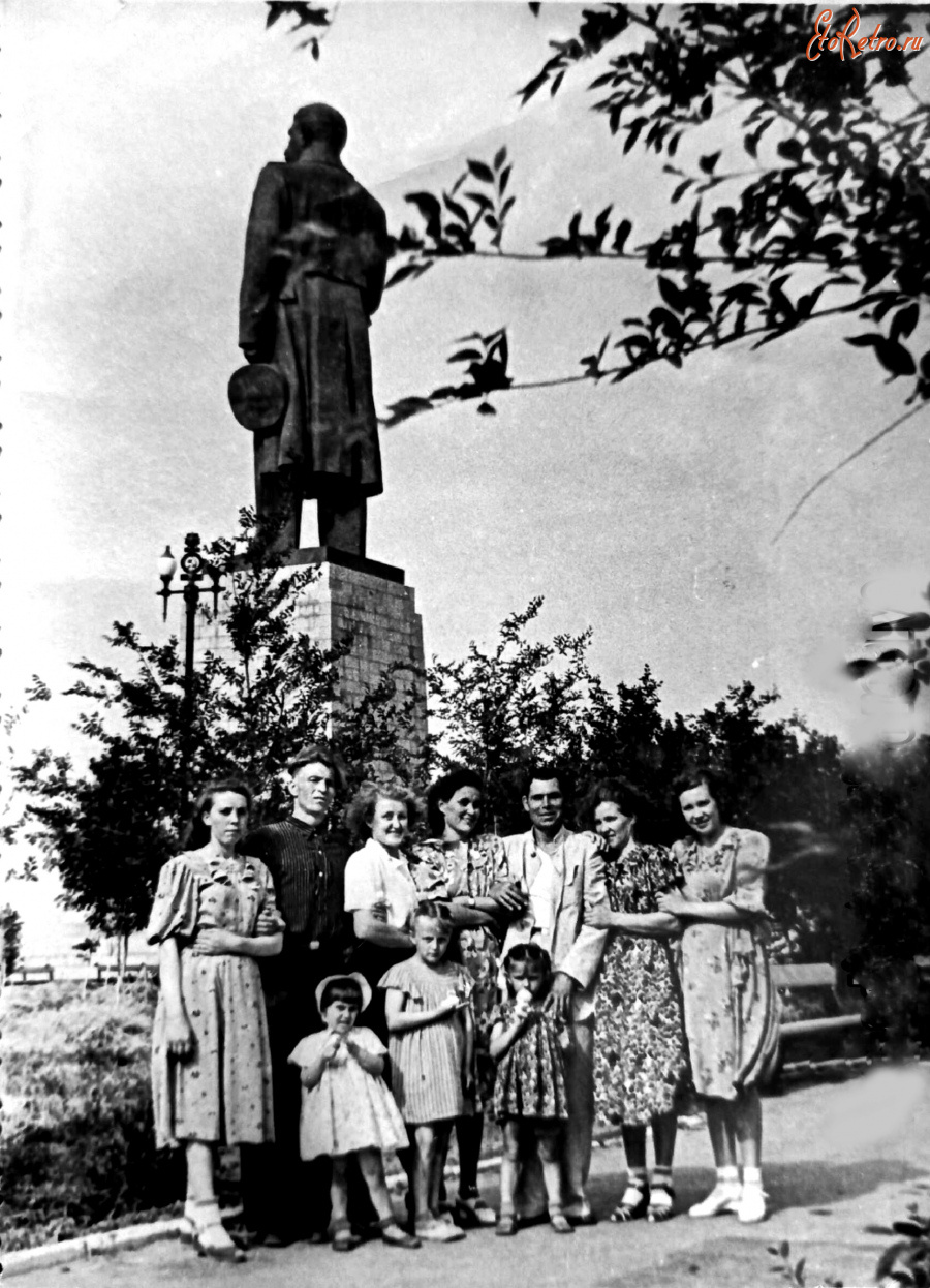 Волгоград - Сталинград. У памятника И. В. Сталину.