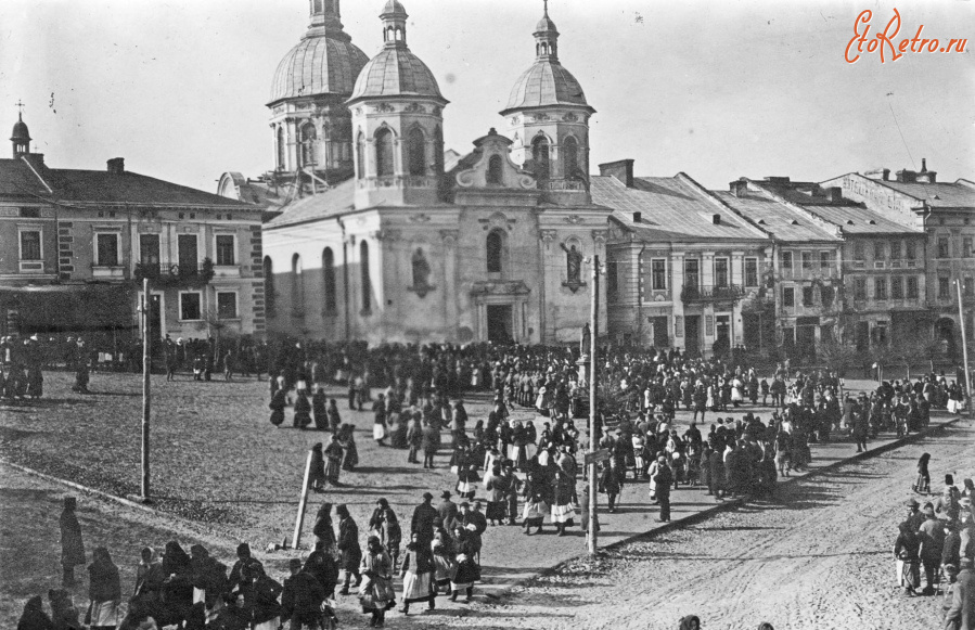 Бережаны - Бережани.  Біля церкви.