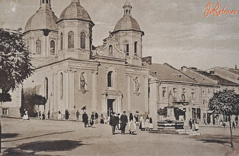 Бережаны - Бережани.  Площа Ринок перед церквою Пресвятої Трійці.