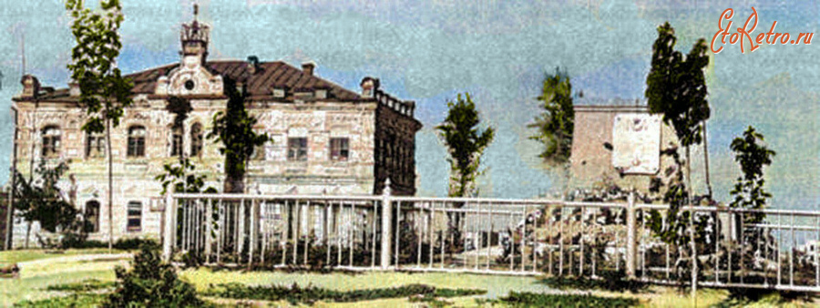 Волжский - Старая школа и братская могила воинов в селе Верхняя Ахтуба.