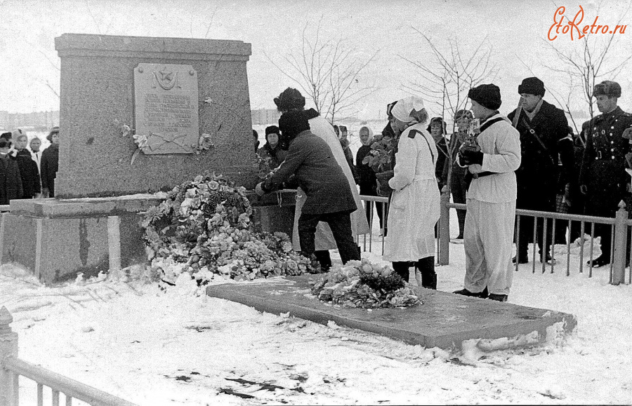 Волжский - Братская могила воинов, погибших в Гражданскую войну в селе Безродном (Верхняя Ахтуба).