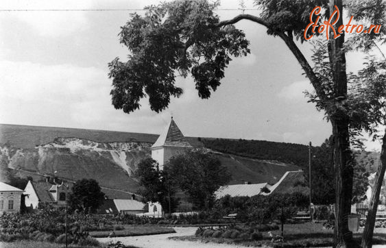 Залещики - Заліщики.  Частина парку і вежа, що залишилась від євангельської церкви.