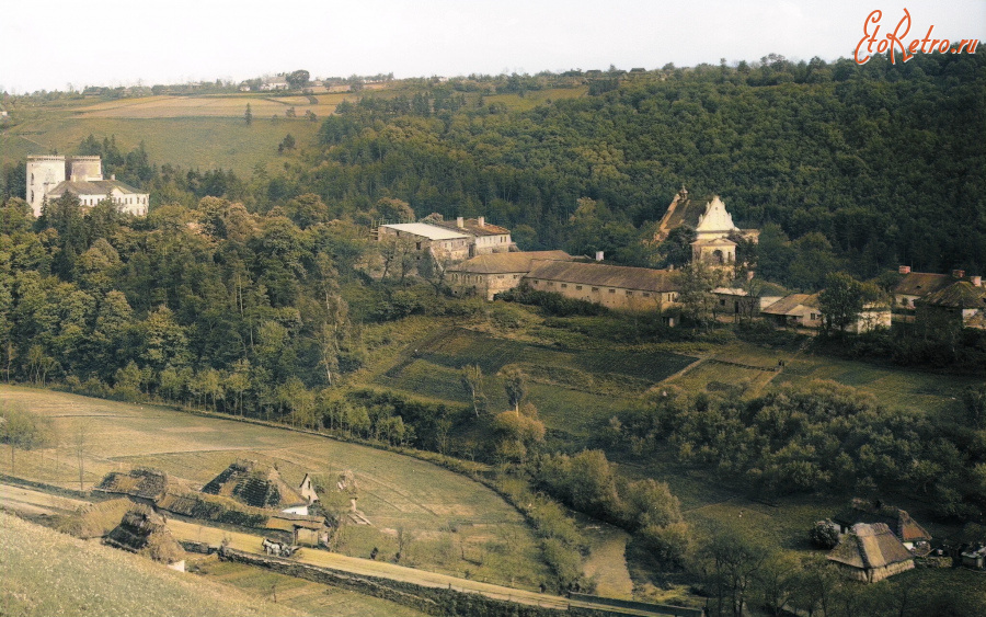 Залещики - Червоногород.  Замок  (зліва).