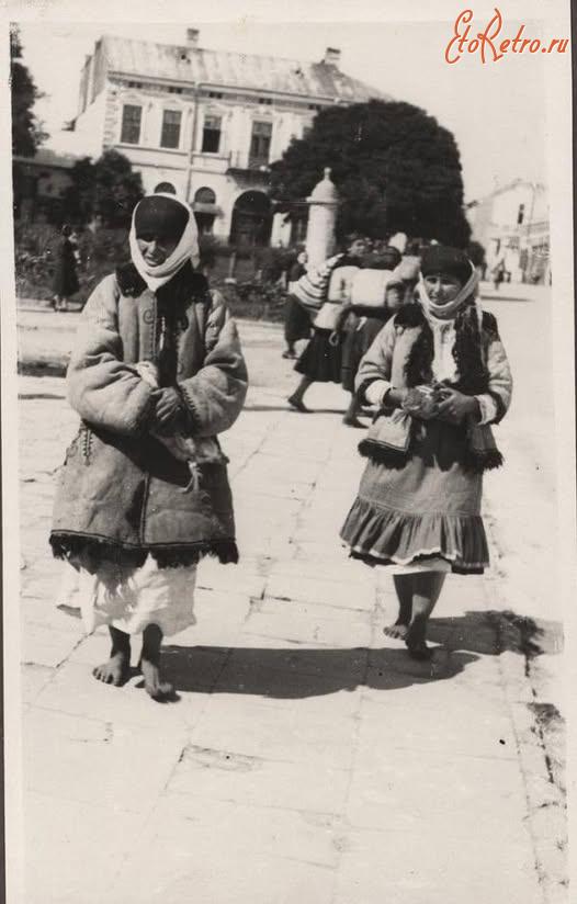 Залещики - Заліщики.  Жінки в кожухах та босі.