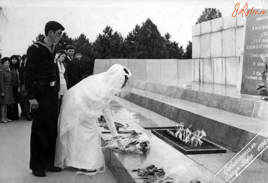 Севастополь - Молодожёны на Сапун-Горе у Вечного огня.