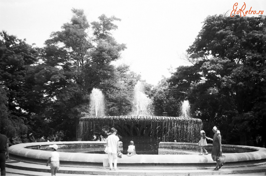 Севастополь - Нижний фонтан у здания панорамы 