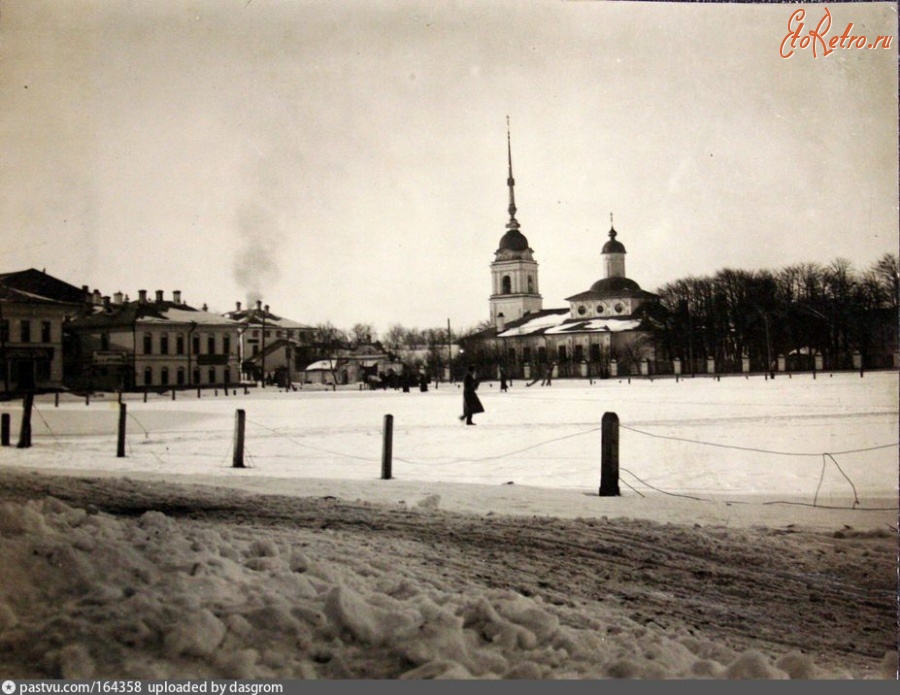 Вологда - Плацпарадная площадь и Семинарская Кирилло-Белозерская церковь