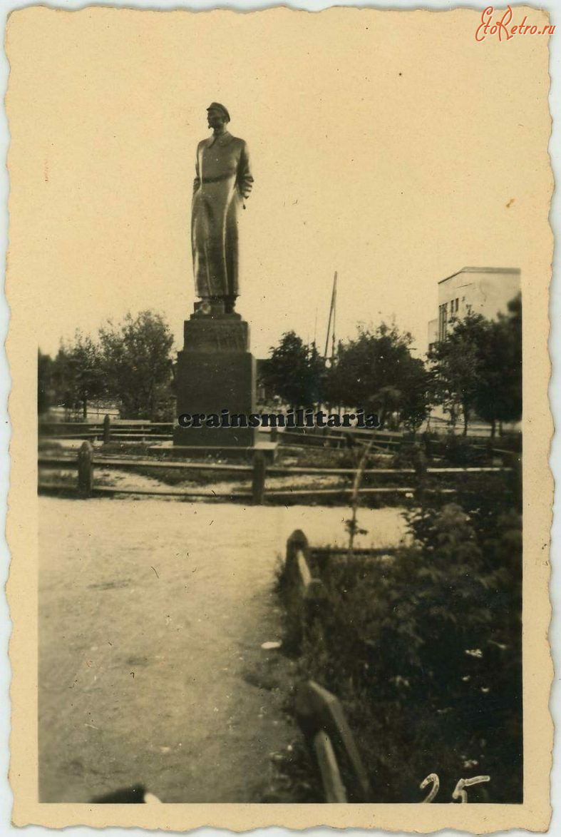 Дзержинск - Памятник Дзержинскому в Дзержинске (Койданово) перед уничтожением нацистами во время немецкой оккупации в Великой Отечественной войне