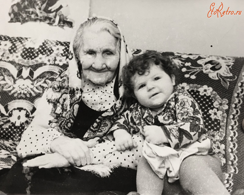 Воронеж - Воронежская сказочница Анна Королькова с правнучкой Аней.