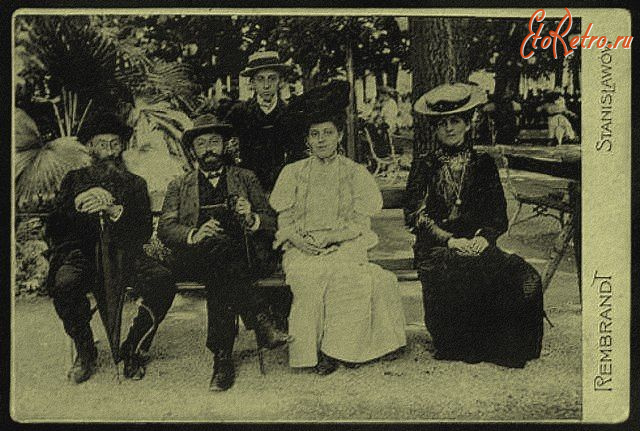 Ивано-Франковск - Станіславів.  Місцеві мешканці на фото салону 