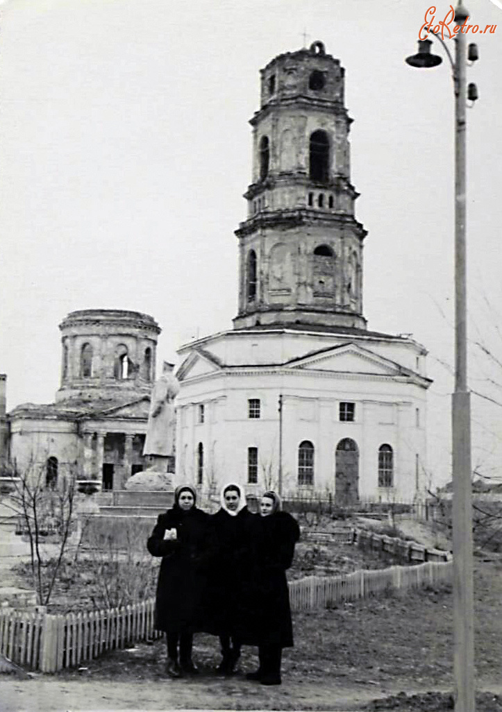 Россошь - Колокольня св. Александра Невского и Крестовоздвиженская церковь.