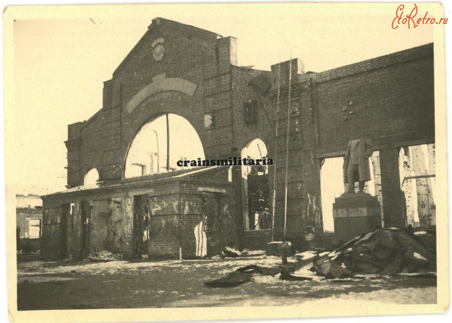 Гомель - Разрушенный нацистами памятник Кирову в Гомеле  во время немецкой оккупации 1941-1944 гг в Великой Отечественной войне