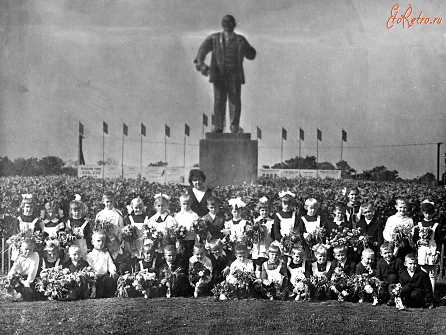 Эртиль - Первоклассники школы №2 у памятника В. И. Ленину.