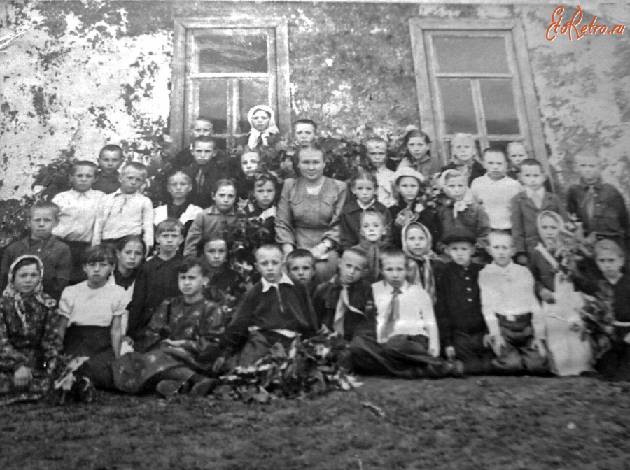 Эртиль - Группа учеников начальной школы посёлка Малореченский 2 на фоне школы.