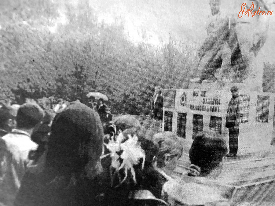 Эртиль - Деревня Буравцовка. Митинг у памятника односельчанам, погибшим в ВОВ.