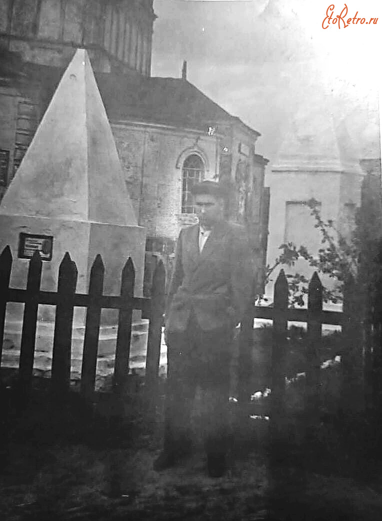 Эртиль - Село Ростоши. Воинское захоронение у церкви Косьмы и Домиана.