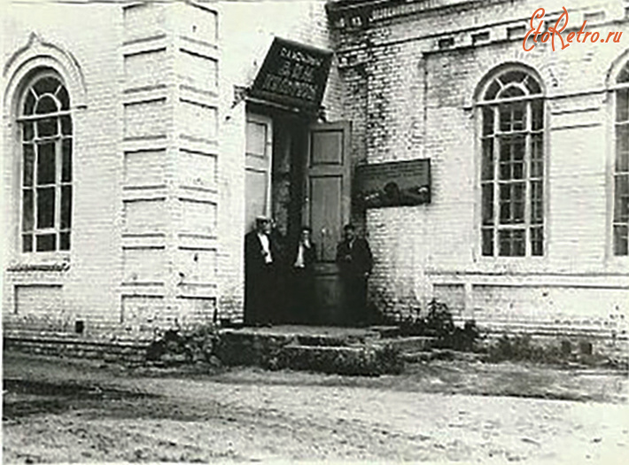 Эртиль - Село Ростоши. Вход в клуб (на вывеске Дом культуры) в здании Космодамианской церкви.