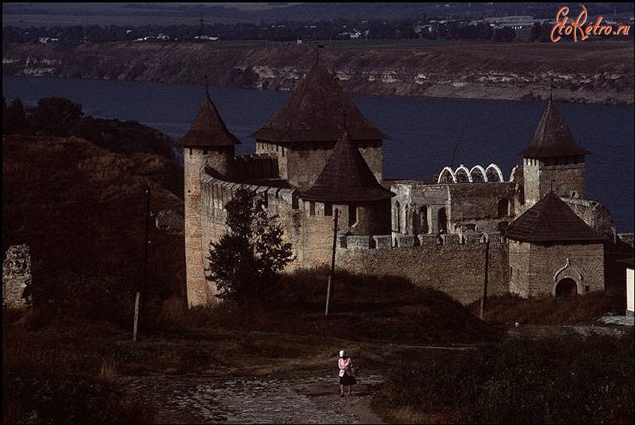 Черновцы - Рядом с городом Черновцы. Замок Хотин на реке Днестр. (Bruno Barbey)