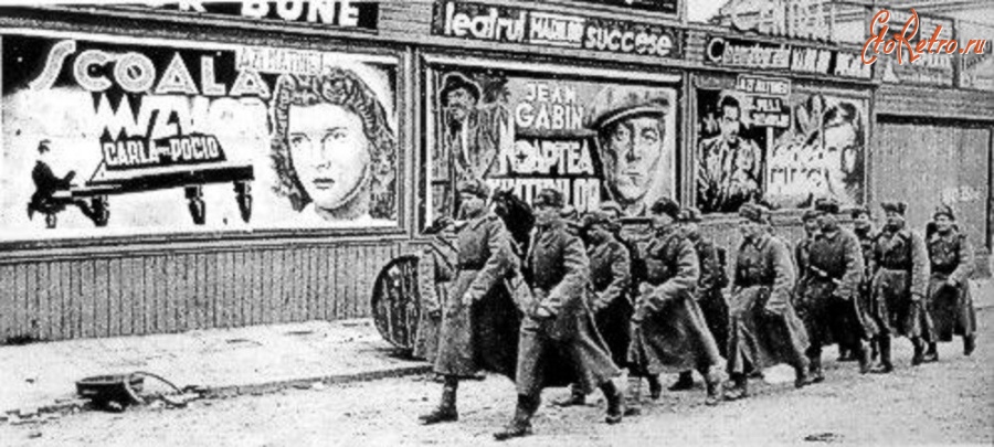 Черновцы - Советские солдаты в освобождённых Черновцах.