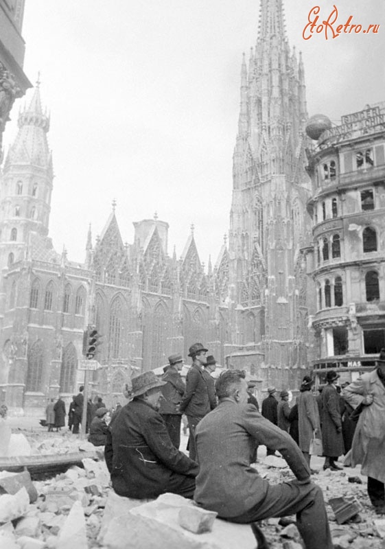 Вена - Жители г.Вены на площади перед разрушенным зданием собора св.Стефана
