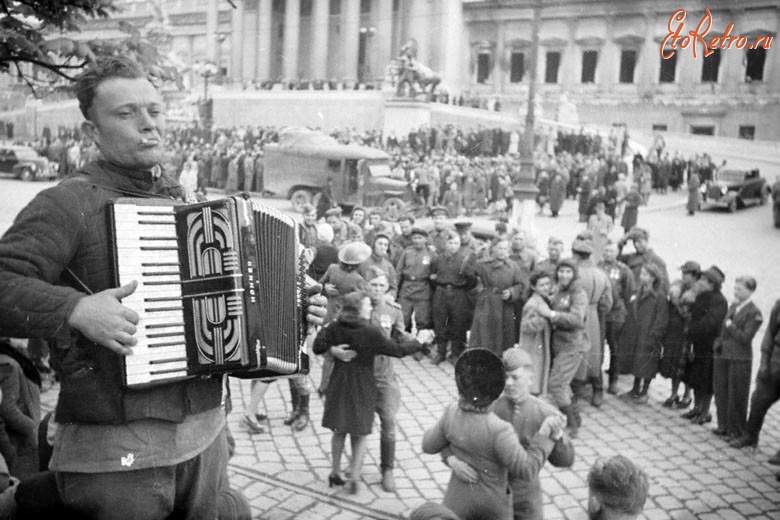 Вена - Народное гуляние по случаю освобождения г.Вены советскими войсками на одной из площадей города