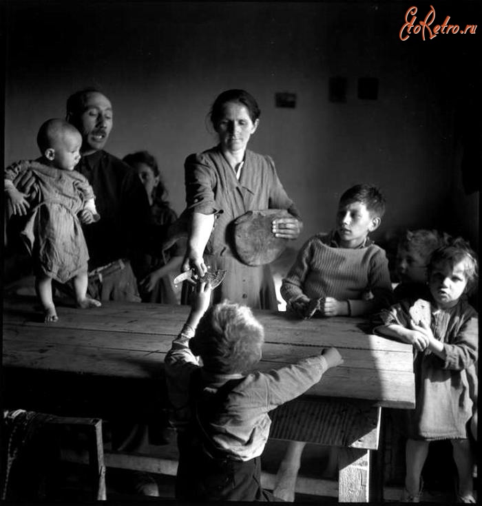Вена - Австрия, Вена, 1948 год - Раздача хлеба детям в лагере для перемещенных лиц из числа судетских немцев