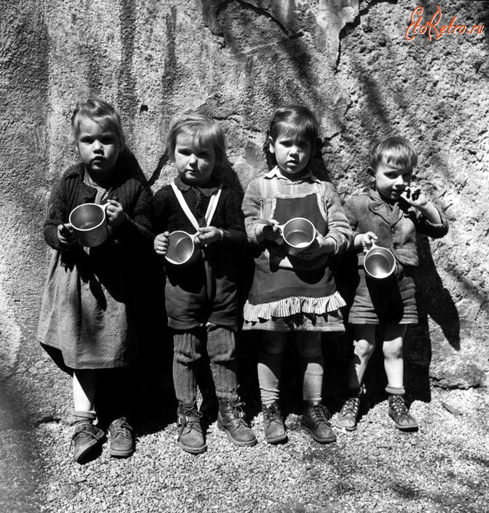 Вена - Австрия, Вена, 1948 год - Школьники в ожидании начала раздачи молока