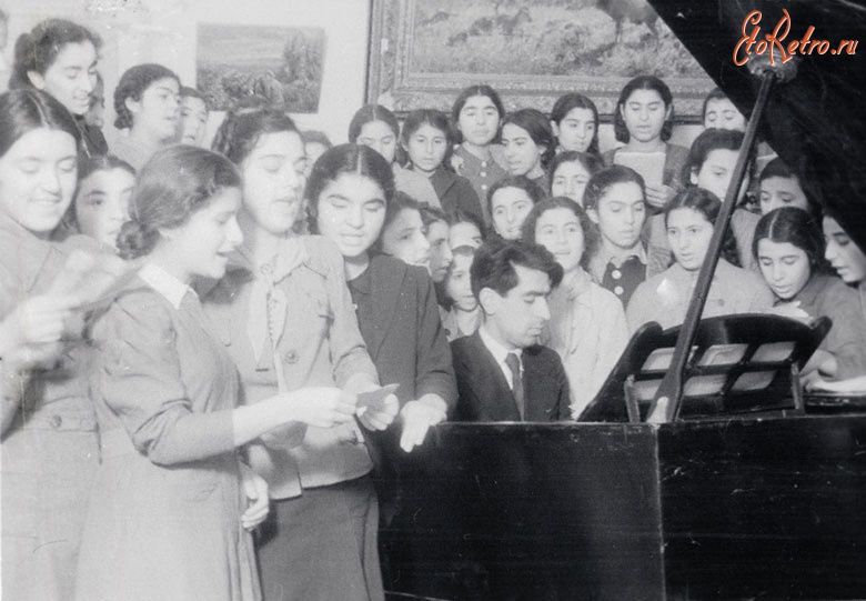 Баку - Хор учеников женской средней школы Азербайджана разучивает новый гимн СССР