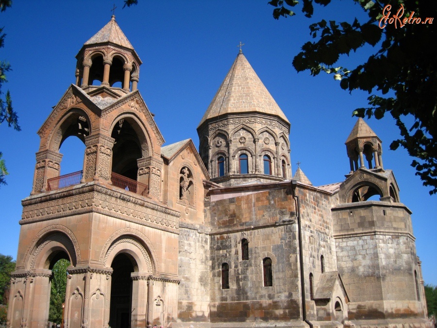 Армения - Эчмиадзинский монастырь — монастырь Армянской апостольской церкви