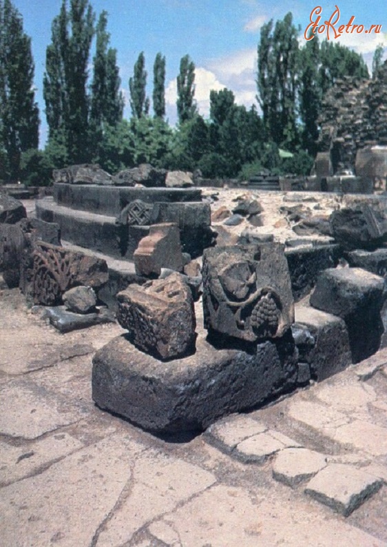 Армения - Звартноц (храм Бдящих сил). VII в. Руины храма.