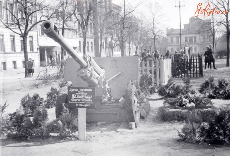 София - Памятник герою артиллеристу, полковнику Большанину в Польше
