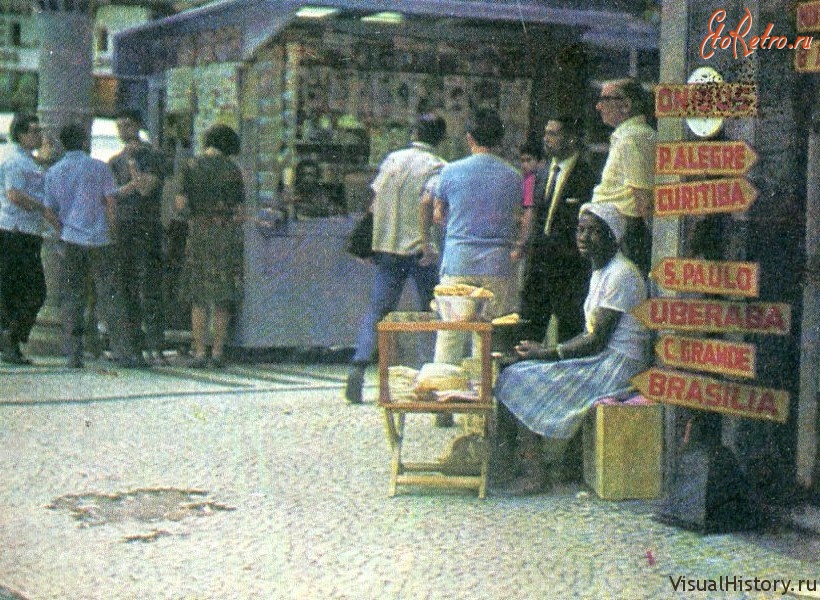 Бразилия - 1974. Рио-де-Жанейро, Бразилия. Байянские лакомства продаются на таких лотках