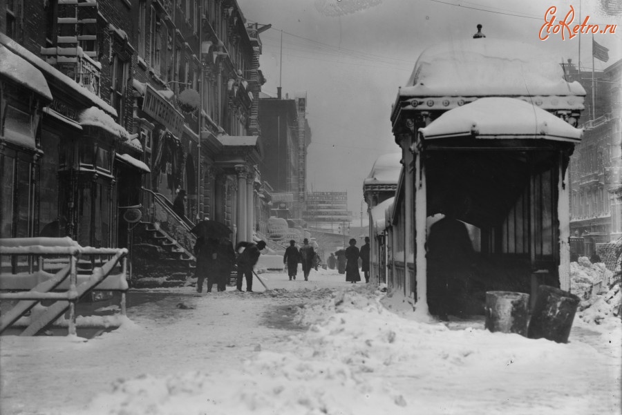 Соединённые Штаты Америки - Нью-Йорк.   Очищення тротуарів  від снігу.