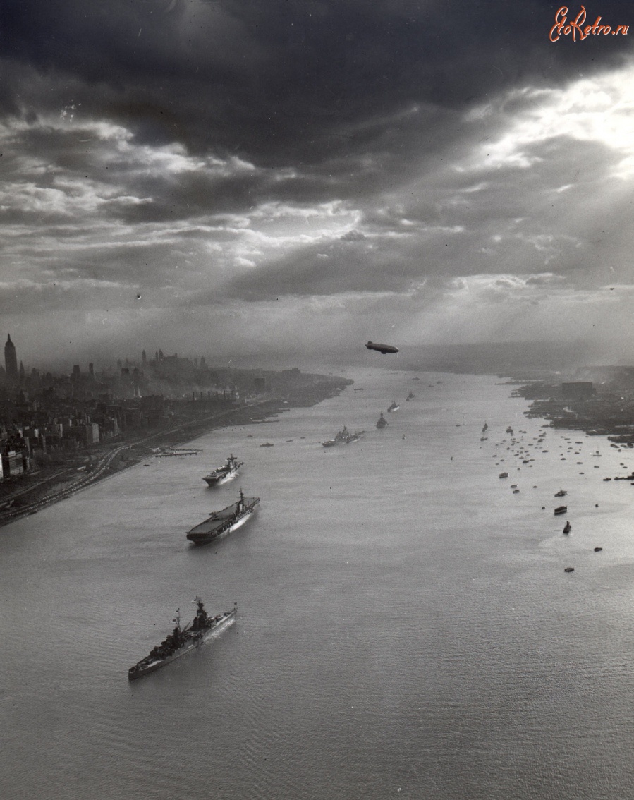 Нью-Йорк - Буксиры и американские военные корабли военно-морского Флота  в Гудзоном проливе.