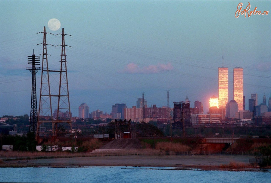 Нью-Йорк - A full moon alongside the World Trade Center at sunset in 1997. США,  Нью-Джерси