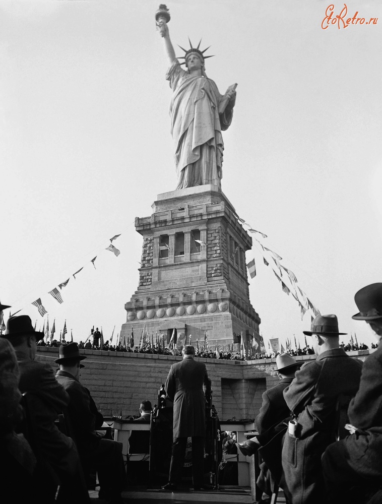 Нью-Йорк - Ста?туя Свобо?ды (англ. Statue of Liberty, полное название — Свобо?да, озаря?ющая мир, англ. Liberty Enlightening the World) США,  Нью-Йорк (штат),  Нью-Йорк,  Манхеттен