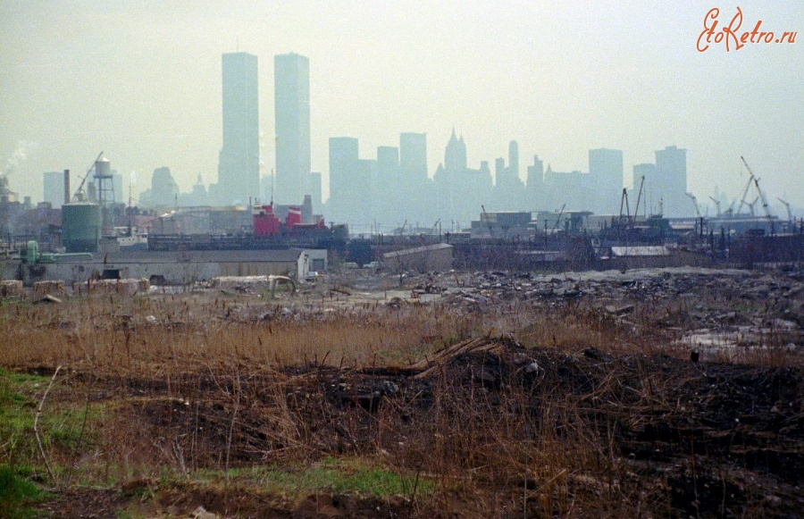 Нью-Йорк - Industrial wasteland with the World Trade Center and Lower Manhattan in the distance. США,  Нью-Джерси