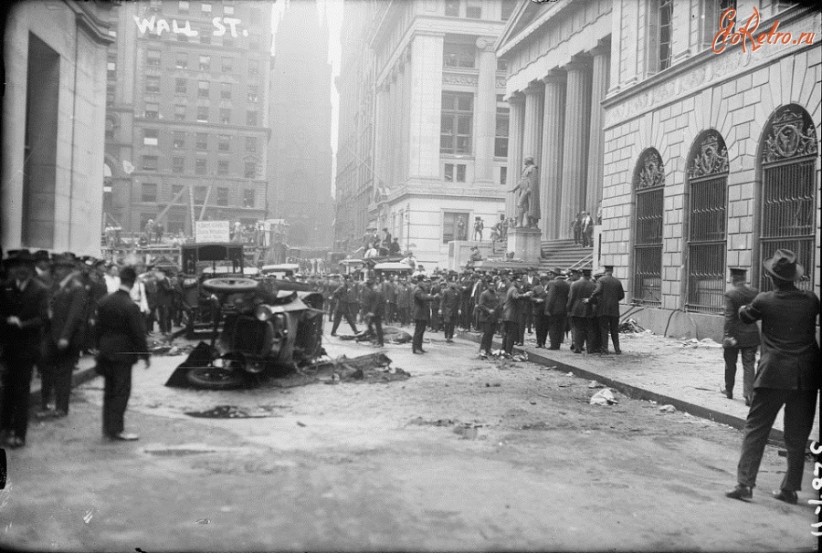 Нью-Йорк - Investigators cordon off Wall Street of New York City after a car bomb goes off, killing 38 and wounding nearly 150 people, September 16th, 1920 США,  Нью-Йорк (штат),  Нью-Йорк,  Манхеттен