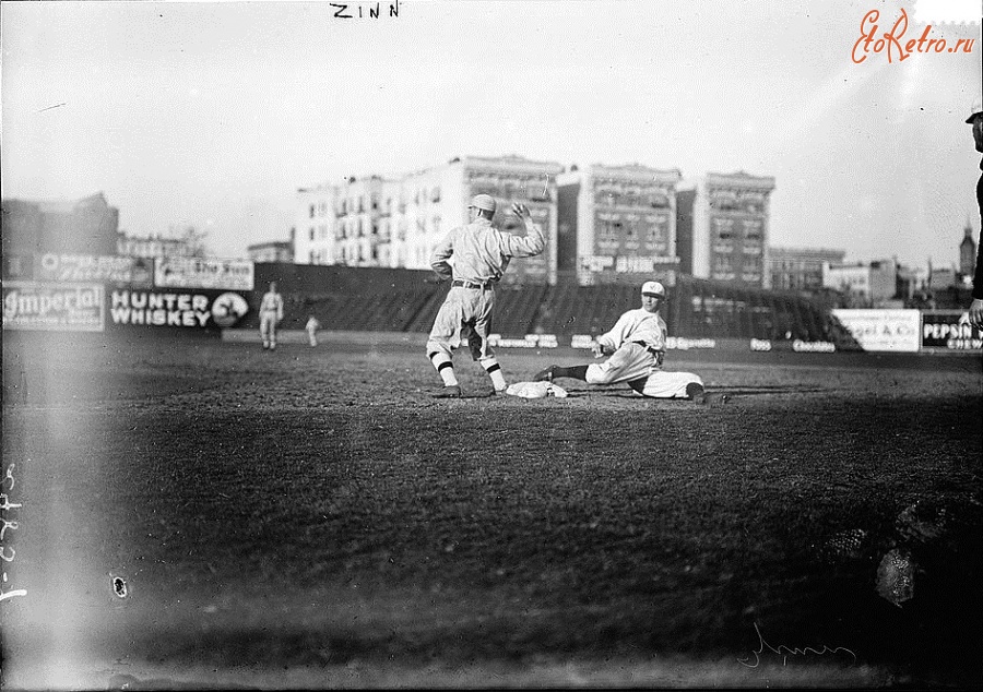 Нью-Йорк - Guy Zinn, New York AL, sliding back into first base against Boston at Hilltop Park, New York City (baseball) США , Нью-Йорк (штат) , Нью-Йорк , Манхеттен