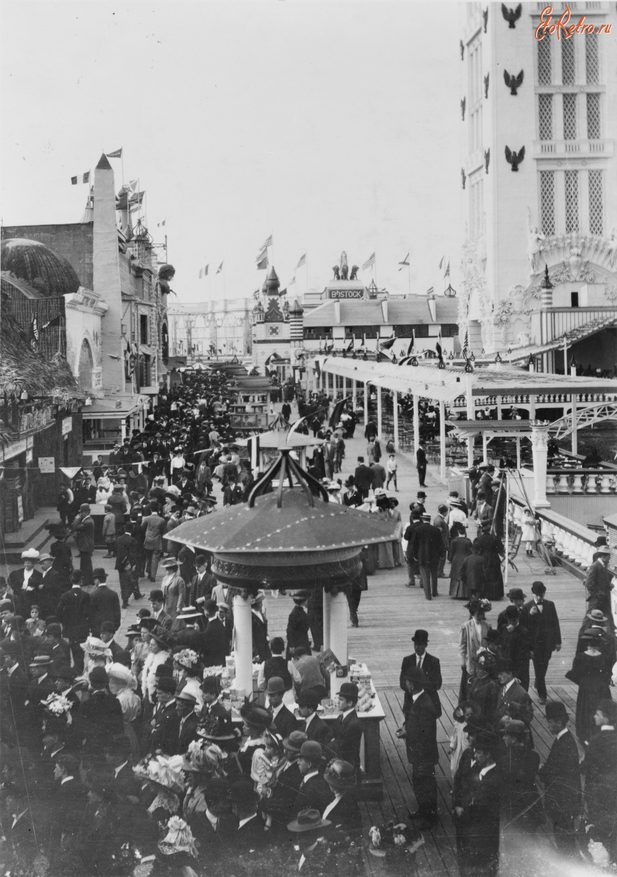 Нью-Йорк - Coney Island- Dreamland midway on a crowded day США , Нью-Йорк (штат) , Нью-Йорк , Бруклин