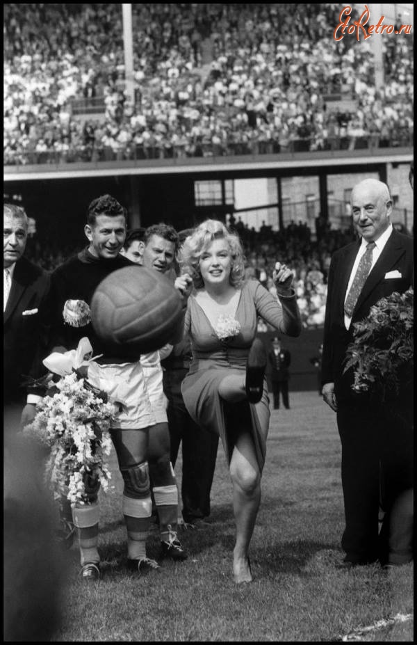 Нью-Йорк - Мэрилин Монро лихо открывает футбольный матч США - Израиль. Нью-Йорк, 1959 г.