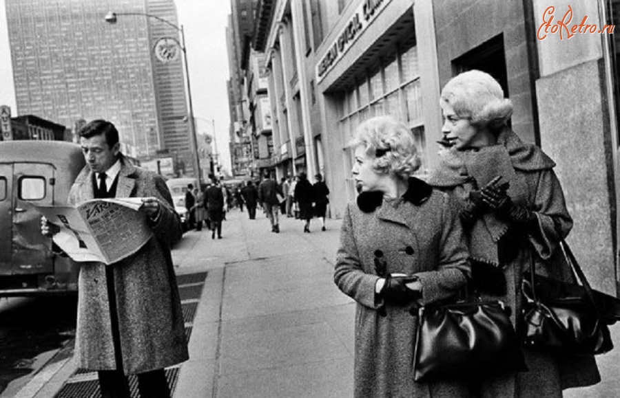 Нью-Йорк - Девушки увидели Ив Монтана на 5-ой Авеню в Нью-Йорке. 1961 г.