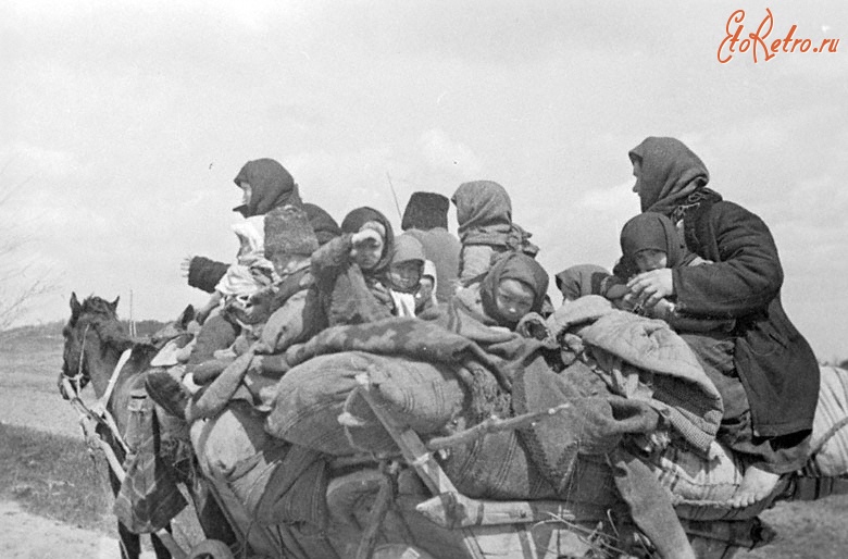 Румыния - Румынское население, угнанное немецкими и румынскими властями, возвращаются в родные места, освобожденные советскими войсками