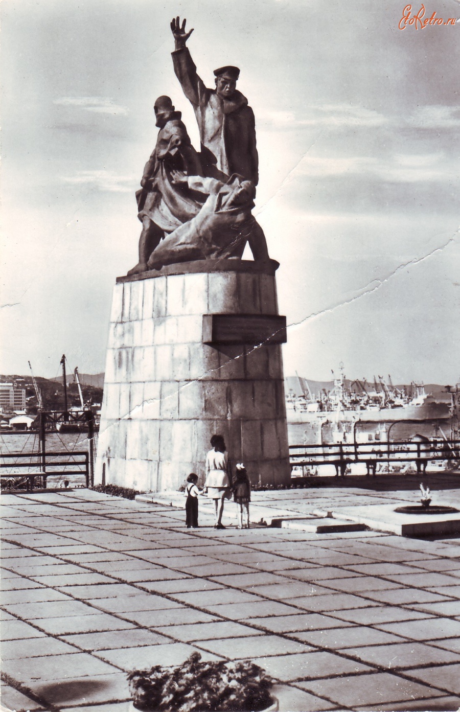 Памятник погибшим морякам Владивосток