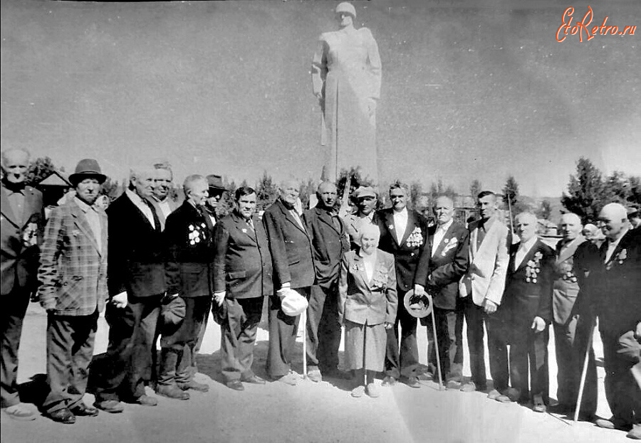 Ровеньки - Клименково. Ветераны у Братской могилы советских воинов, погибших в годы ВОВ.