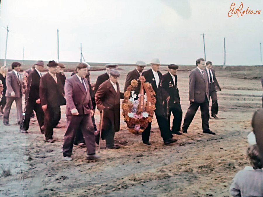 Ровеньки - Клименково. Возложение венков к Братской могиле советских воинов, погибших в годы ВОВ.