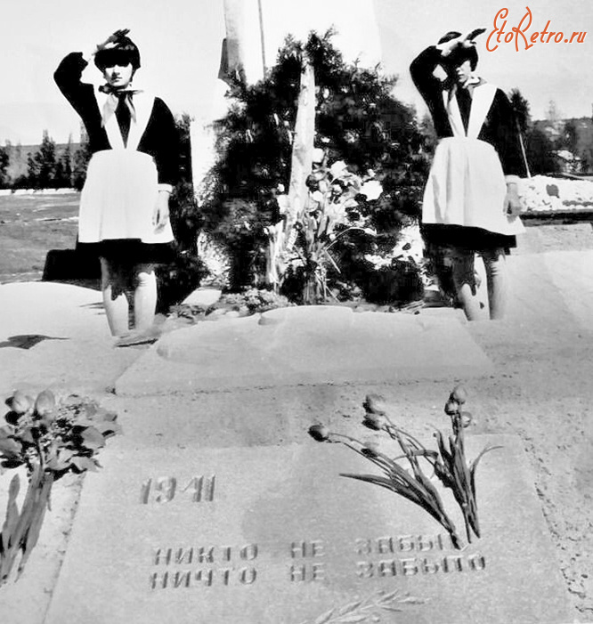 Ровеньки - Клименково. Пионеры у Братской могилы советских воинов, погибших в годы ВОВ.